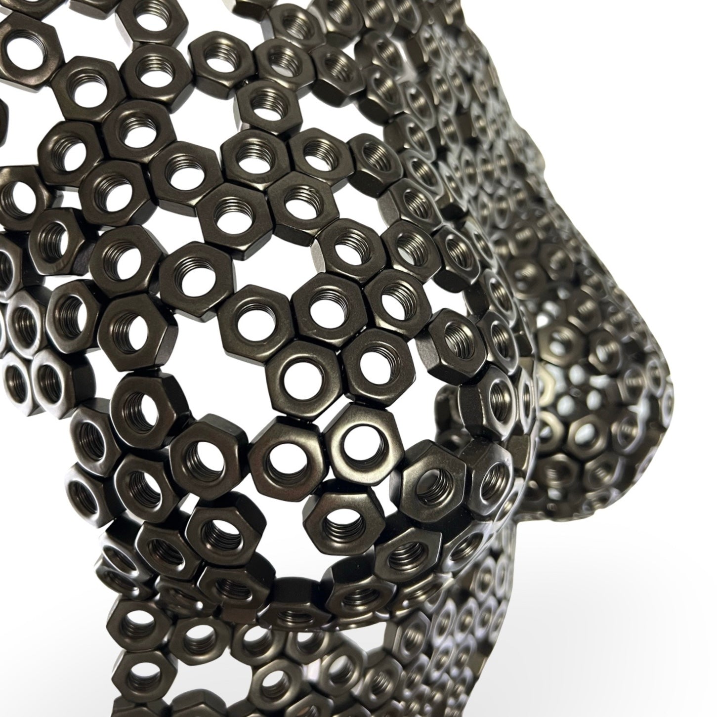 Sculptuur van een buste gemaakt van moersleutels 