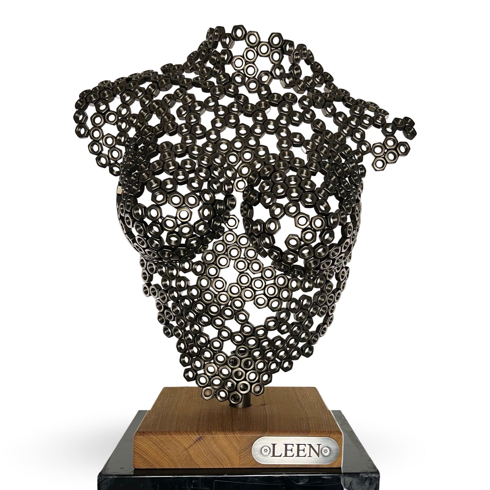 Sculptuur van een buste gemaakt van moeren door Welder Leen via modernekunst