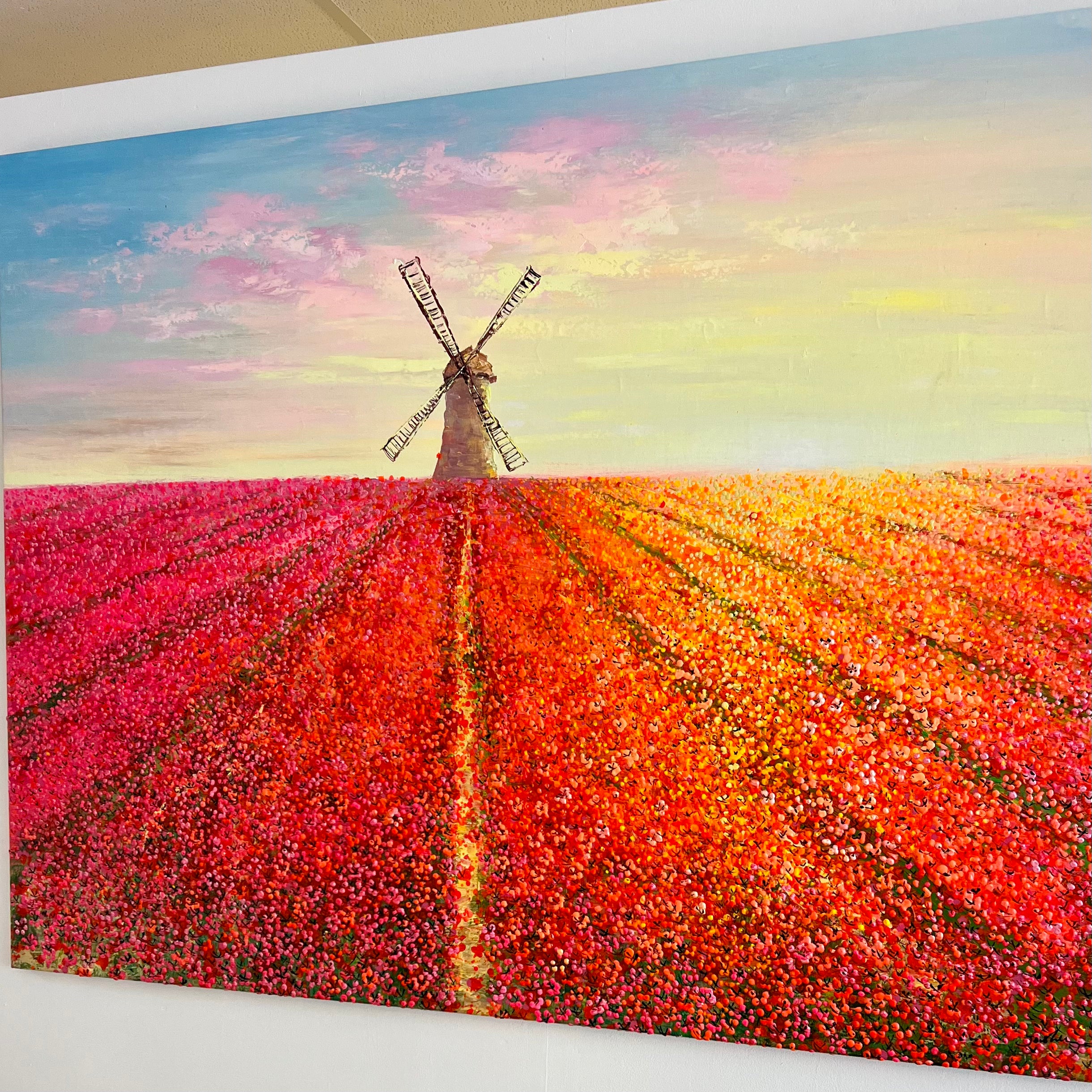 Groot kleurrijk schilderij voor boven de bank.
