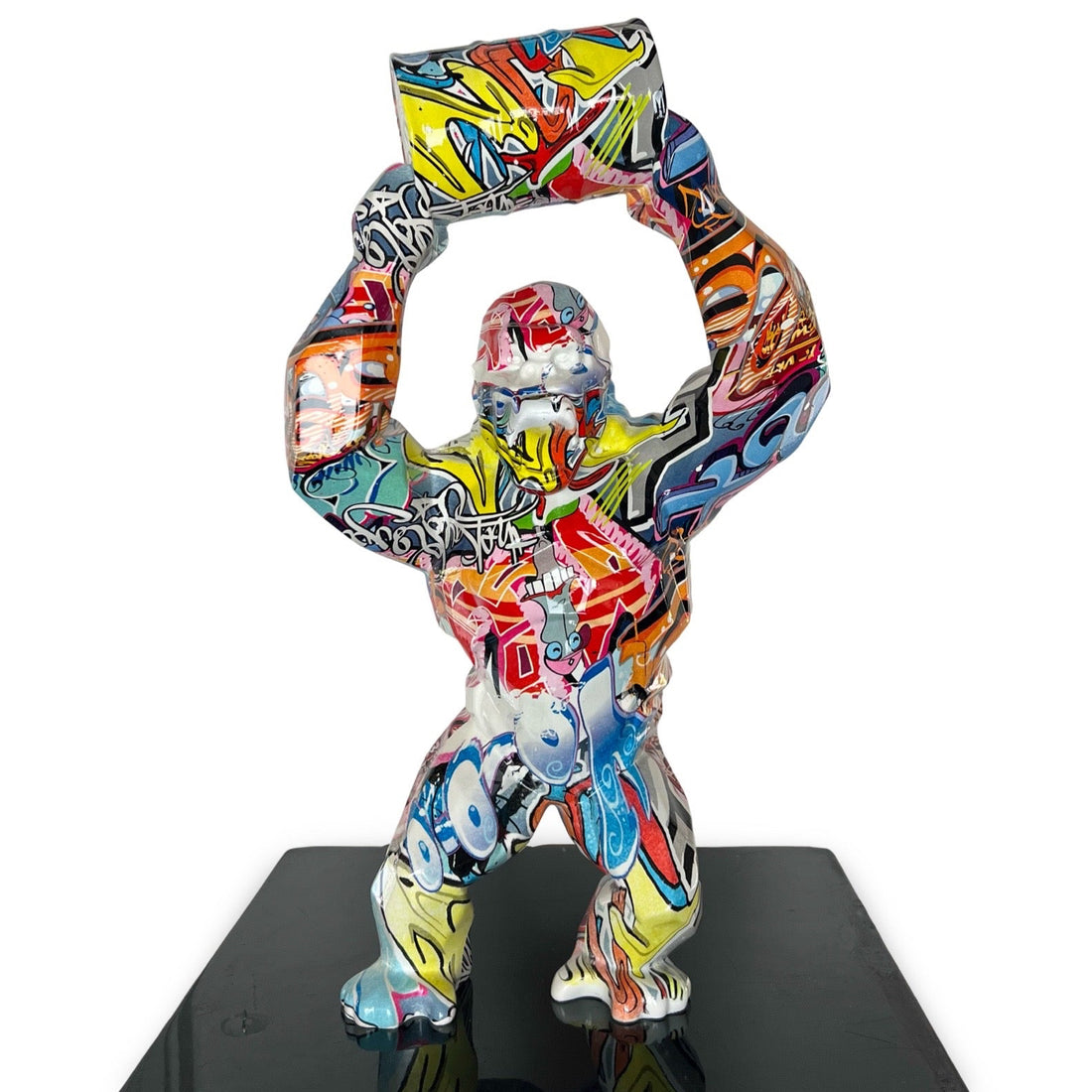 Beeld van King Kong met vat en graffiti van Van Apple via modernekunst