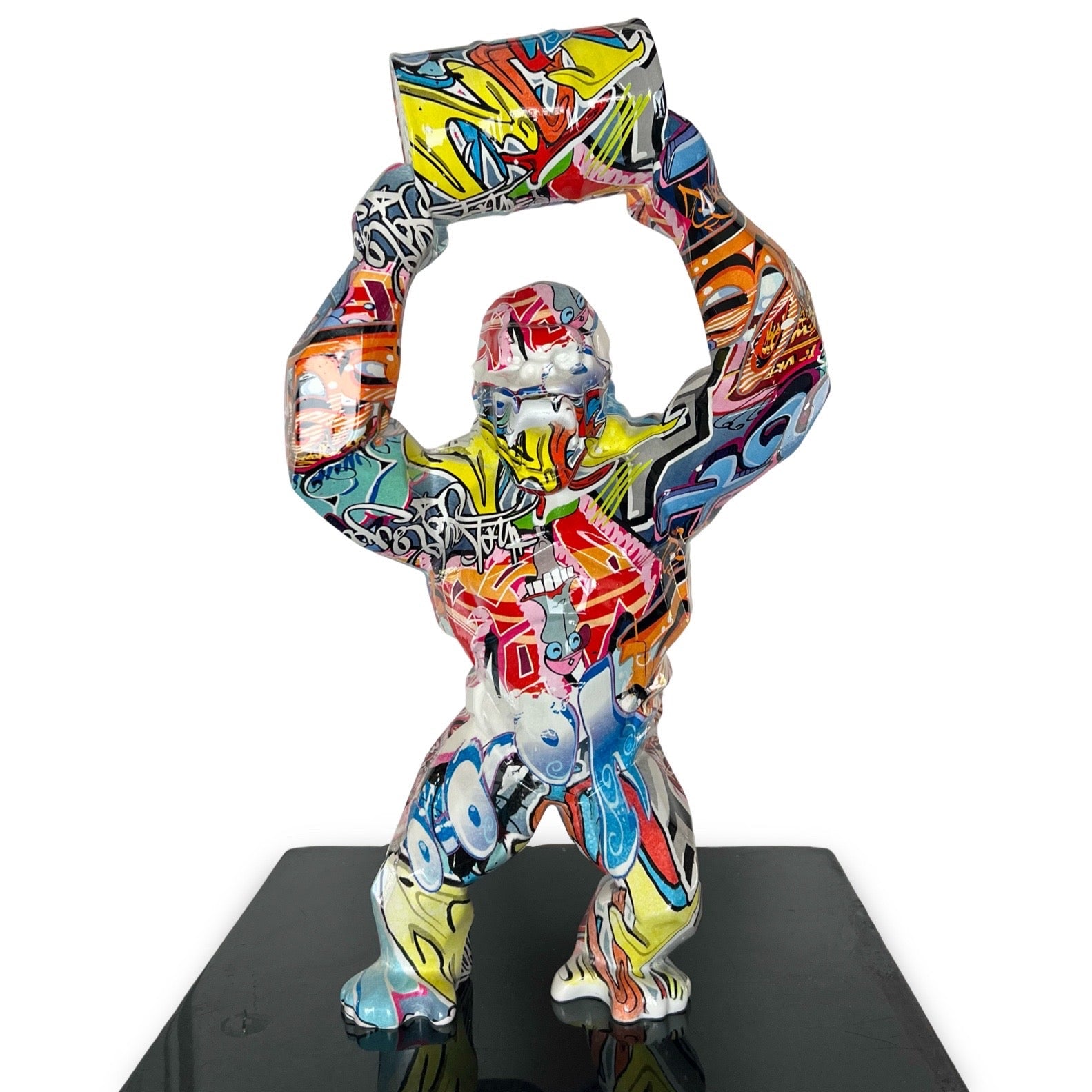 Beeld van King Kong met vat en graffiti van Van Apple via modernekunst