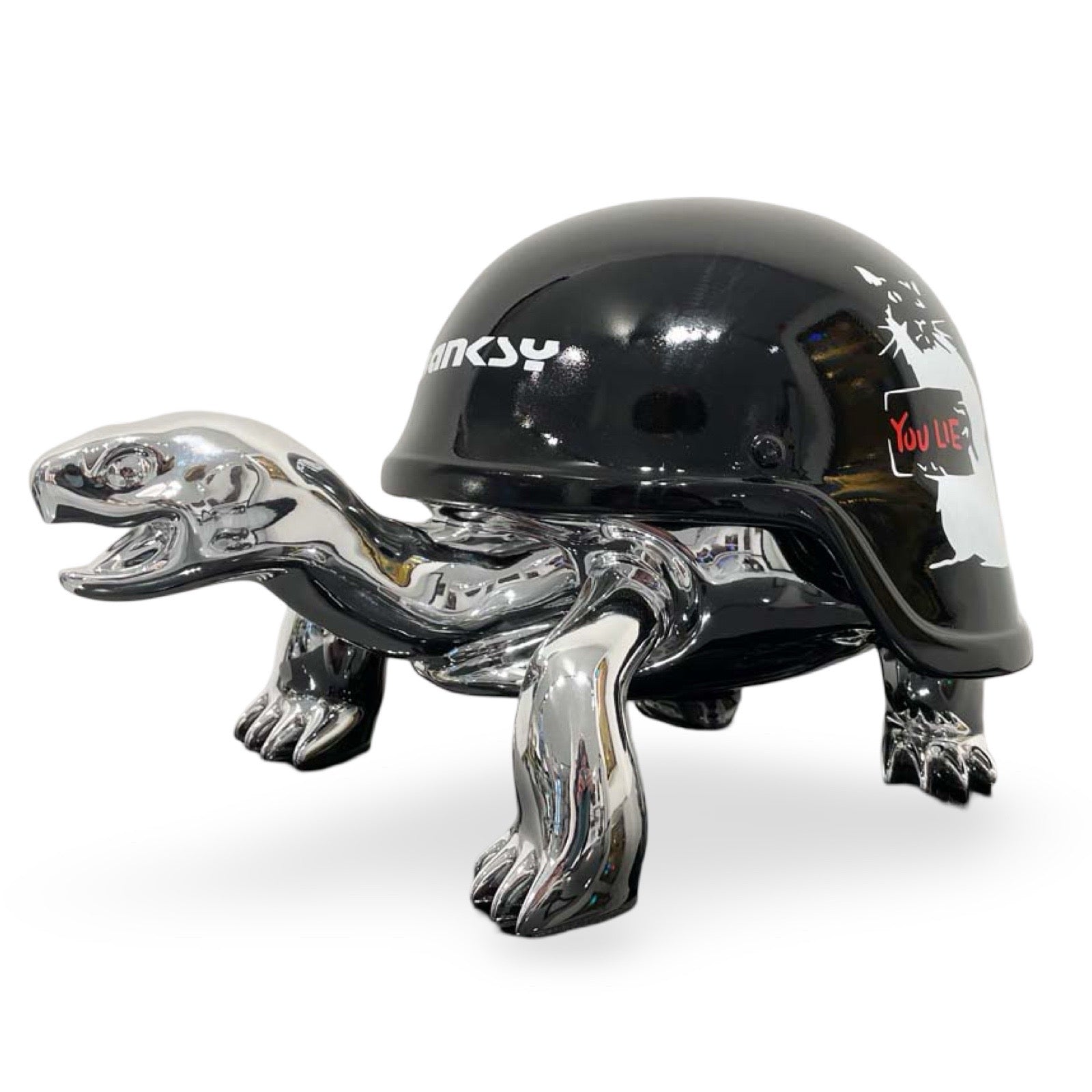 Zilver schildpad beeld met zwarte helm met Banksy logo en muis artwork You Lie