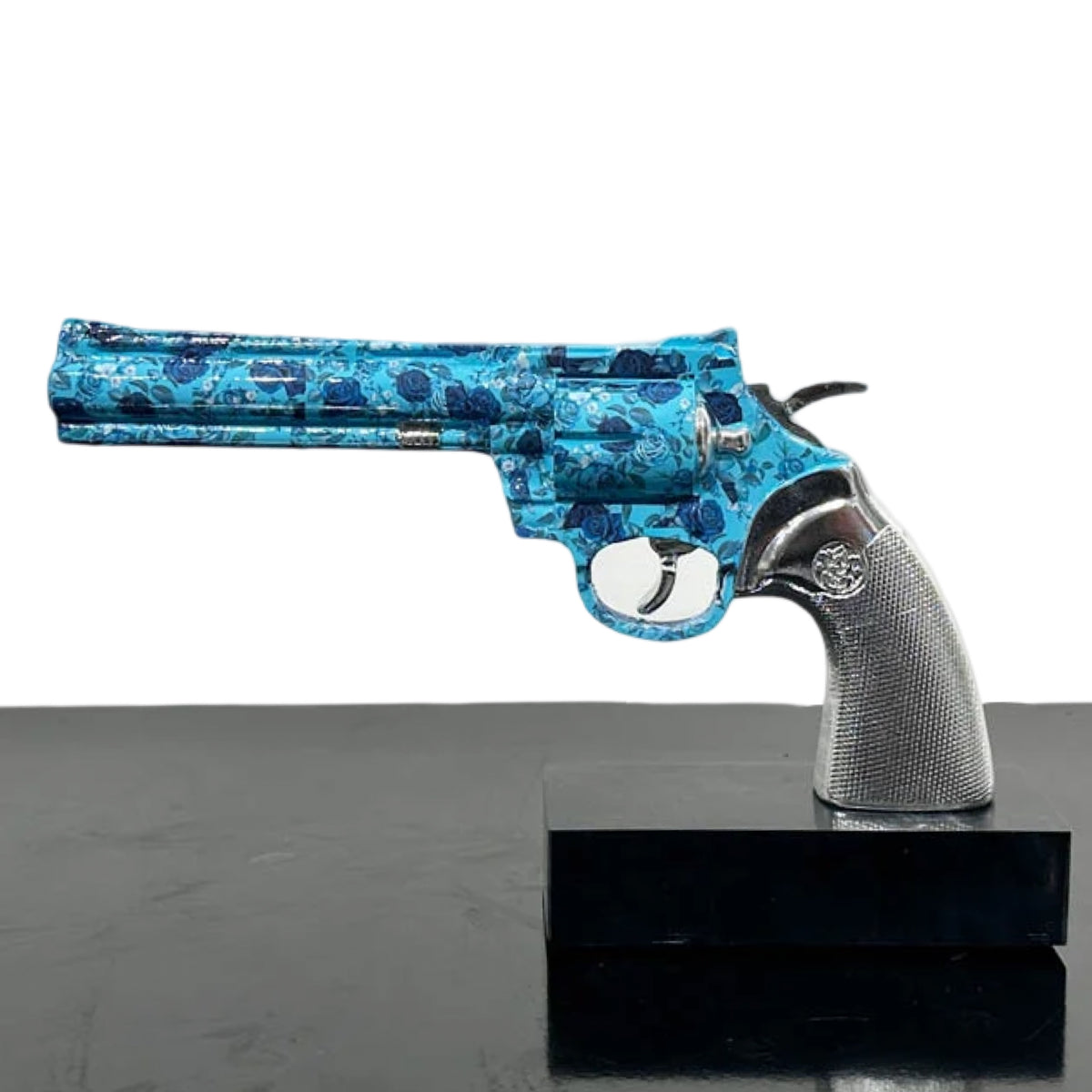 Van Apple Art 'Pop Pistol' blauwe rozen uit de Art Against War lijn