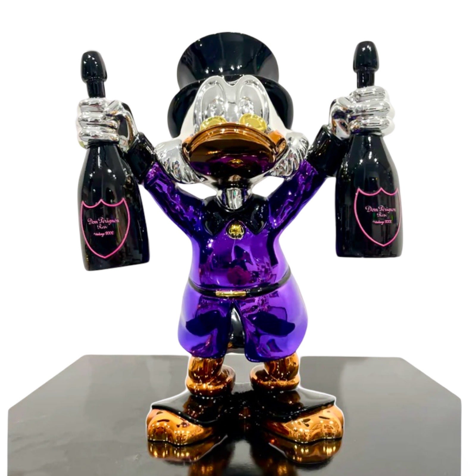 Zilveren beeld van Dagobert Duck in een paarse jas met twee flessen Dom Perignon champagne in zijn hand