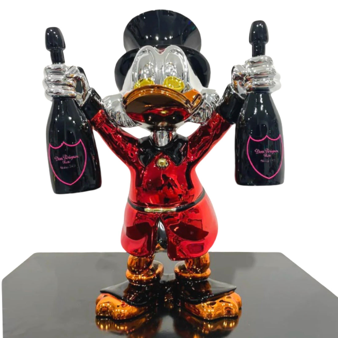 Zilveren beeld van Dagobert Duck in een rode jas met twee flessen Dom Perignon champagne in zijn hand