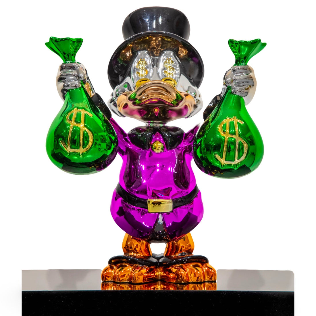 Zilveren beeld van Dagobert Duck in een roze jas met twee groene geldzakken in zijn handen