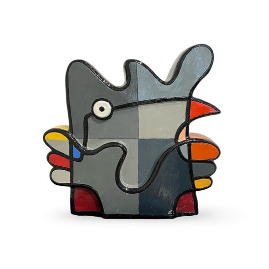 Vreemde vogel sculptuur van Jacqueline Schafer in grijs.