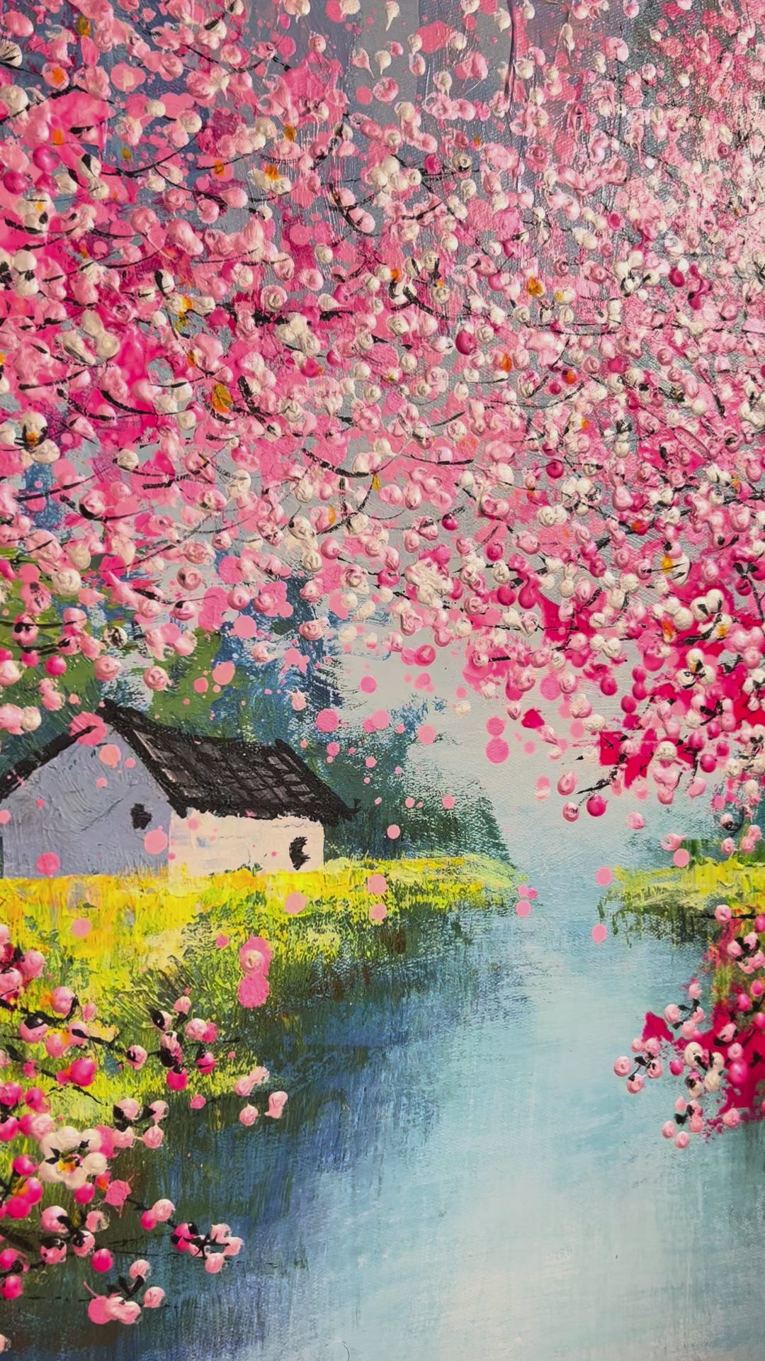 Prachtig groot gekleurd schilderij van bloesem bomen en bloemen bij een rivier van kunstenaar Je Shen.