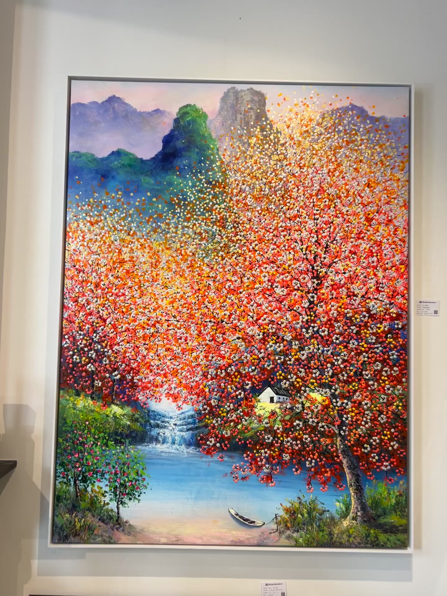 Prachtig groot bloemen schilderij van kunstenaar Je Shen in oranje, groen en blauw tinten met waterval.