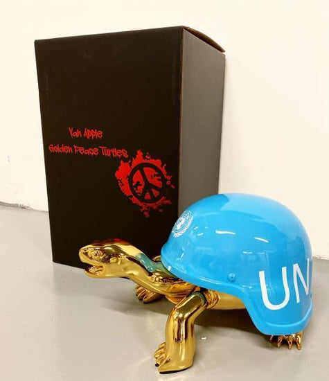 The Golden Peace Turtle Blue Helmet - Moderne Kunst